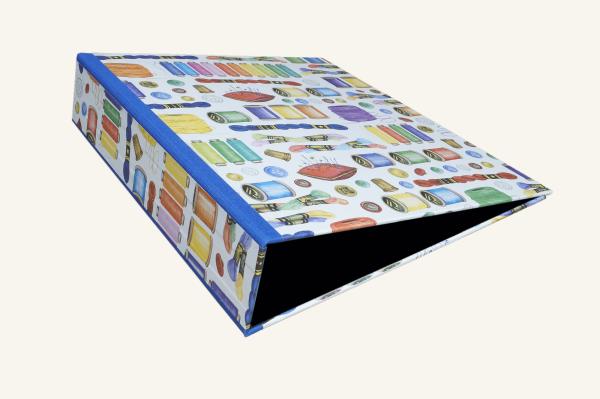 folder with motifs "needle and thread"